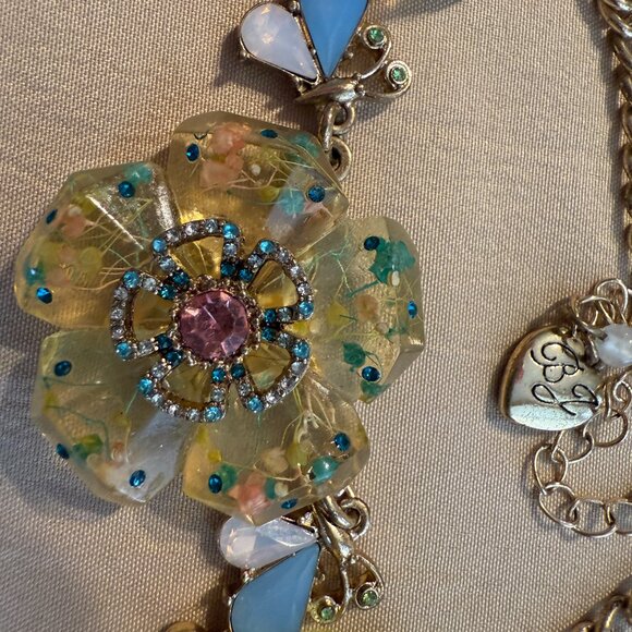 Sweetness and Light Flower Necklace - Picture 4 of 4